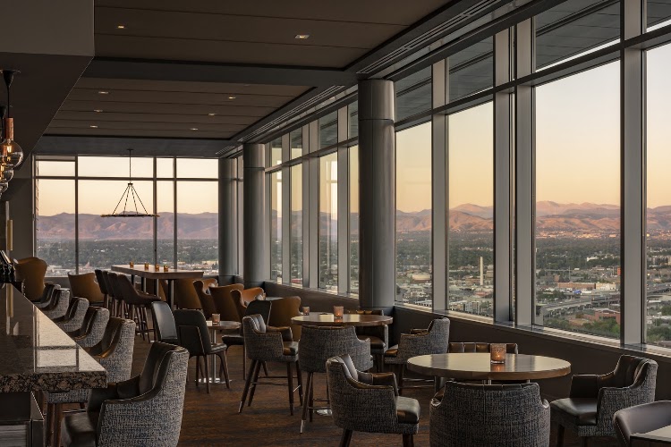Peaks Lounge